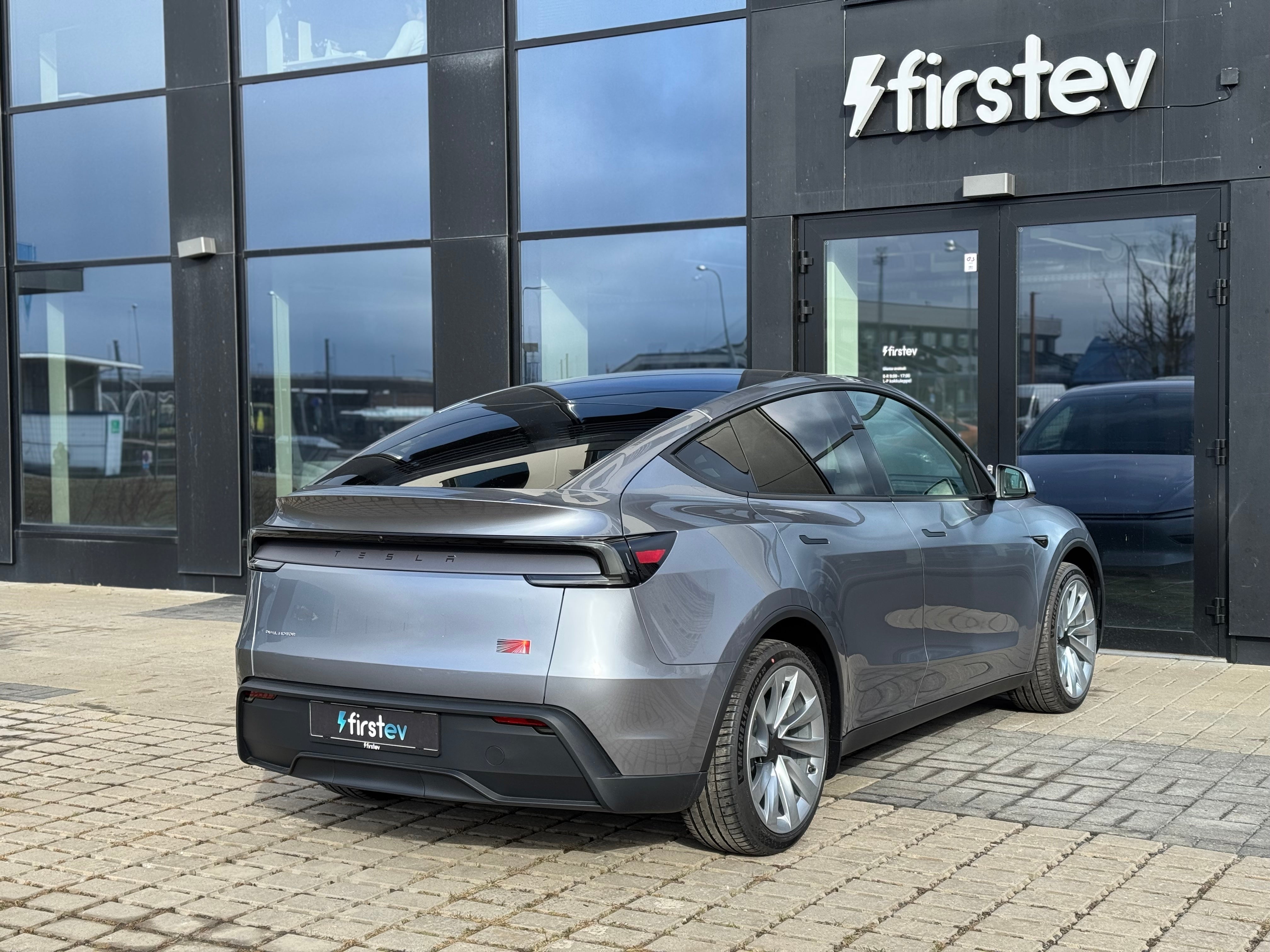 Tesla Model Y Juniper LR Quicksilver