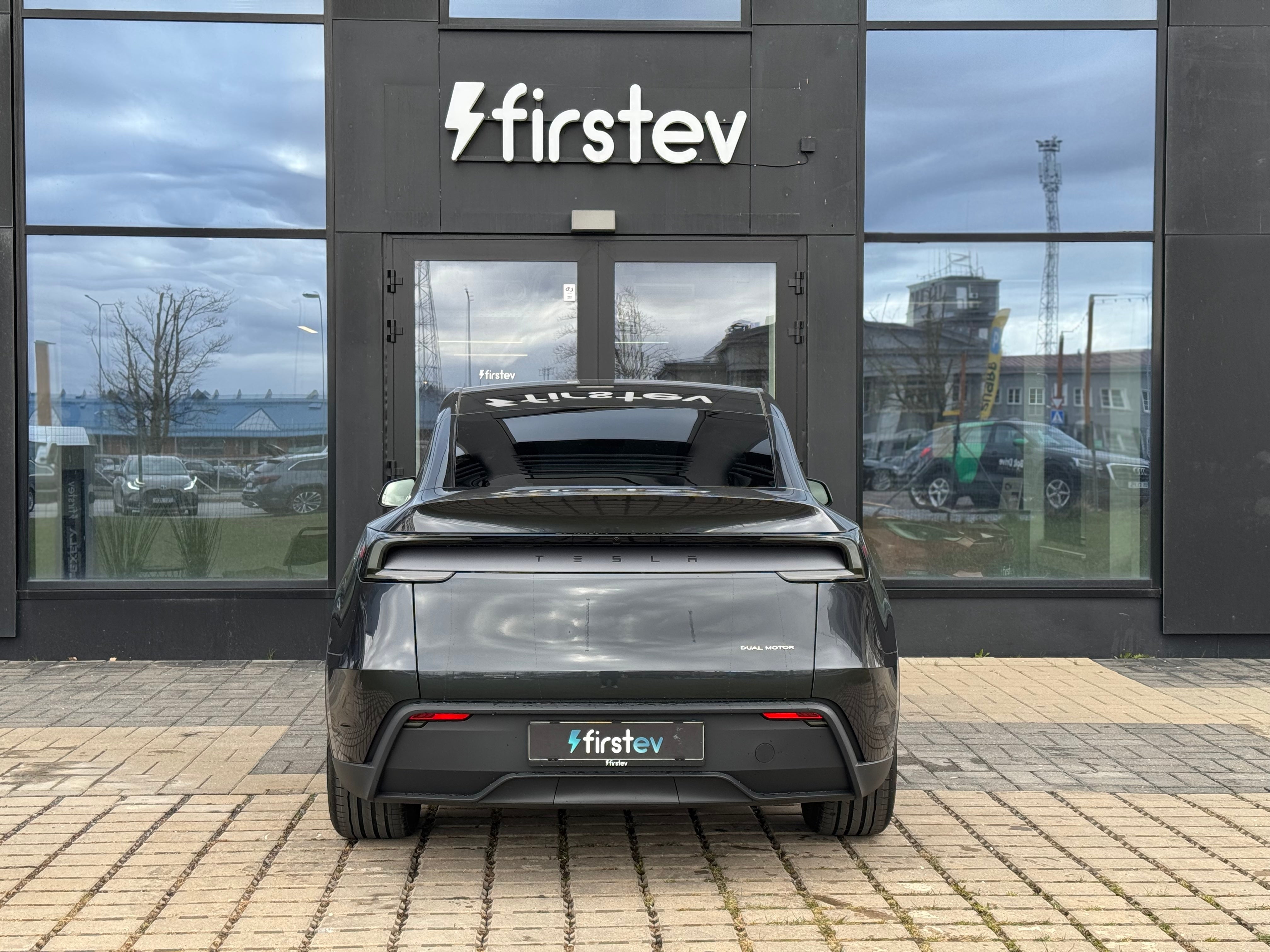 Tesla Model Y Juniper LR Stealth Gray