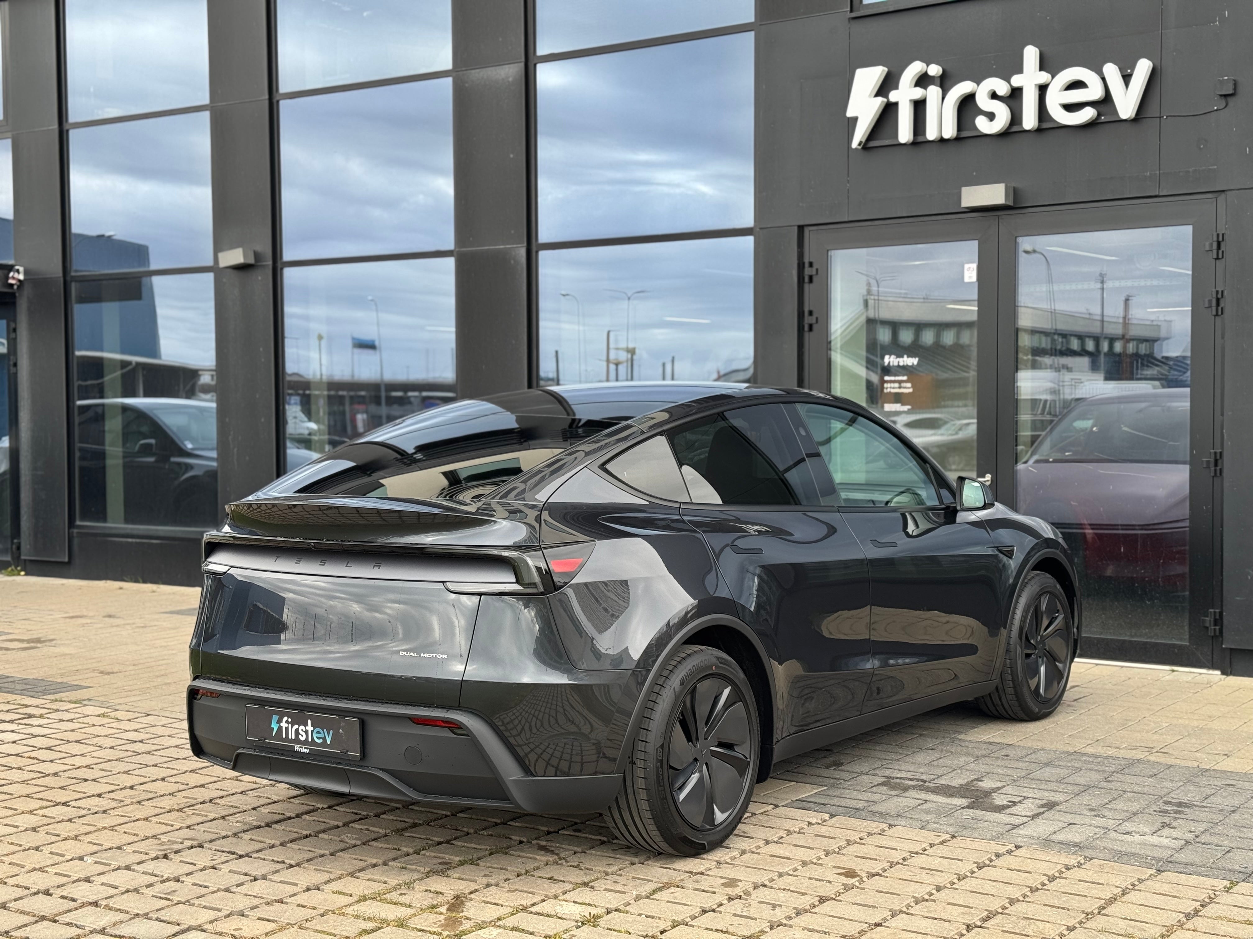 Tesla Model Y Juniper LR Stealth Gray