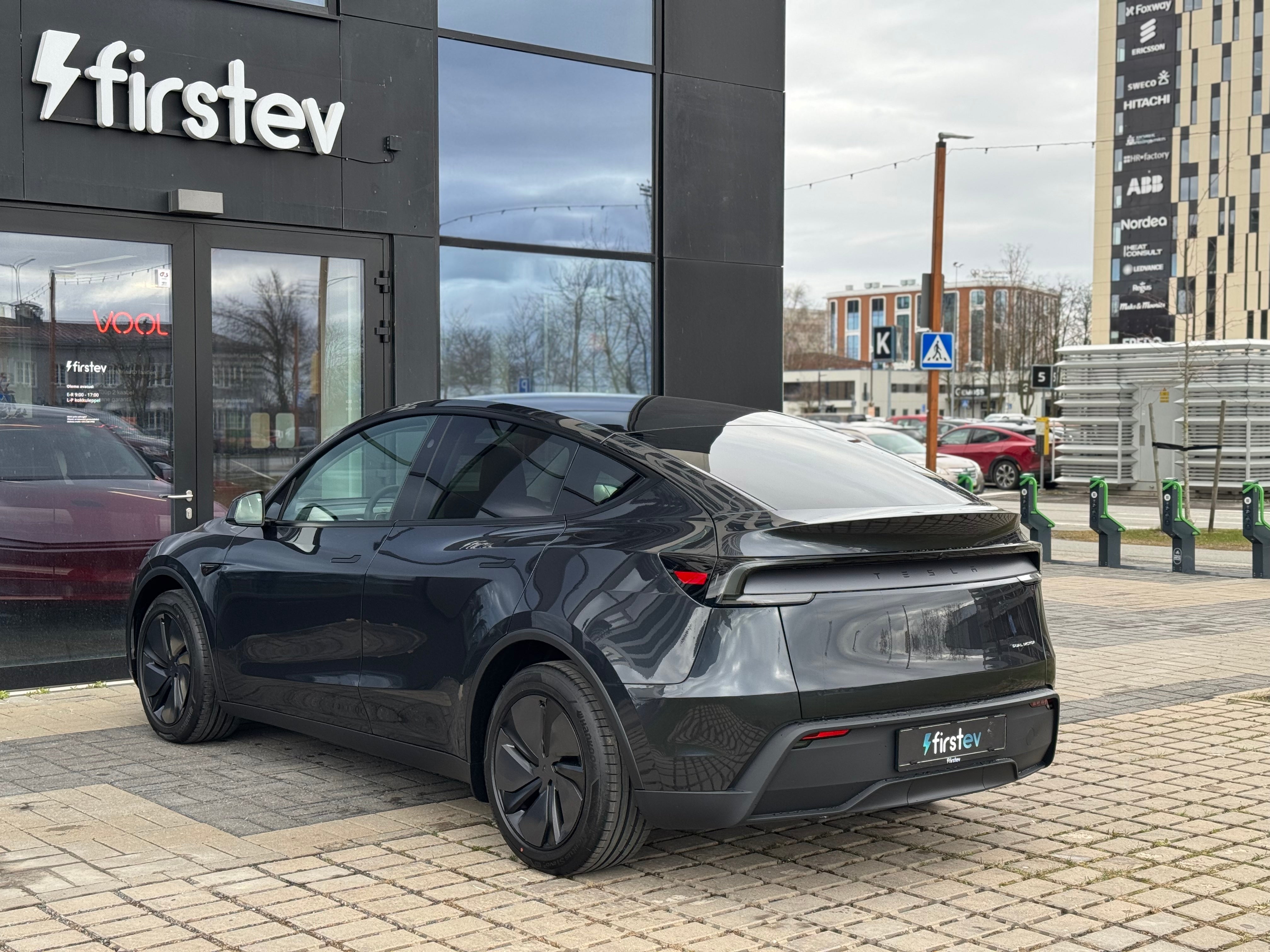 Tesla Model Y Juniper LR Stealth Gray
