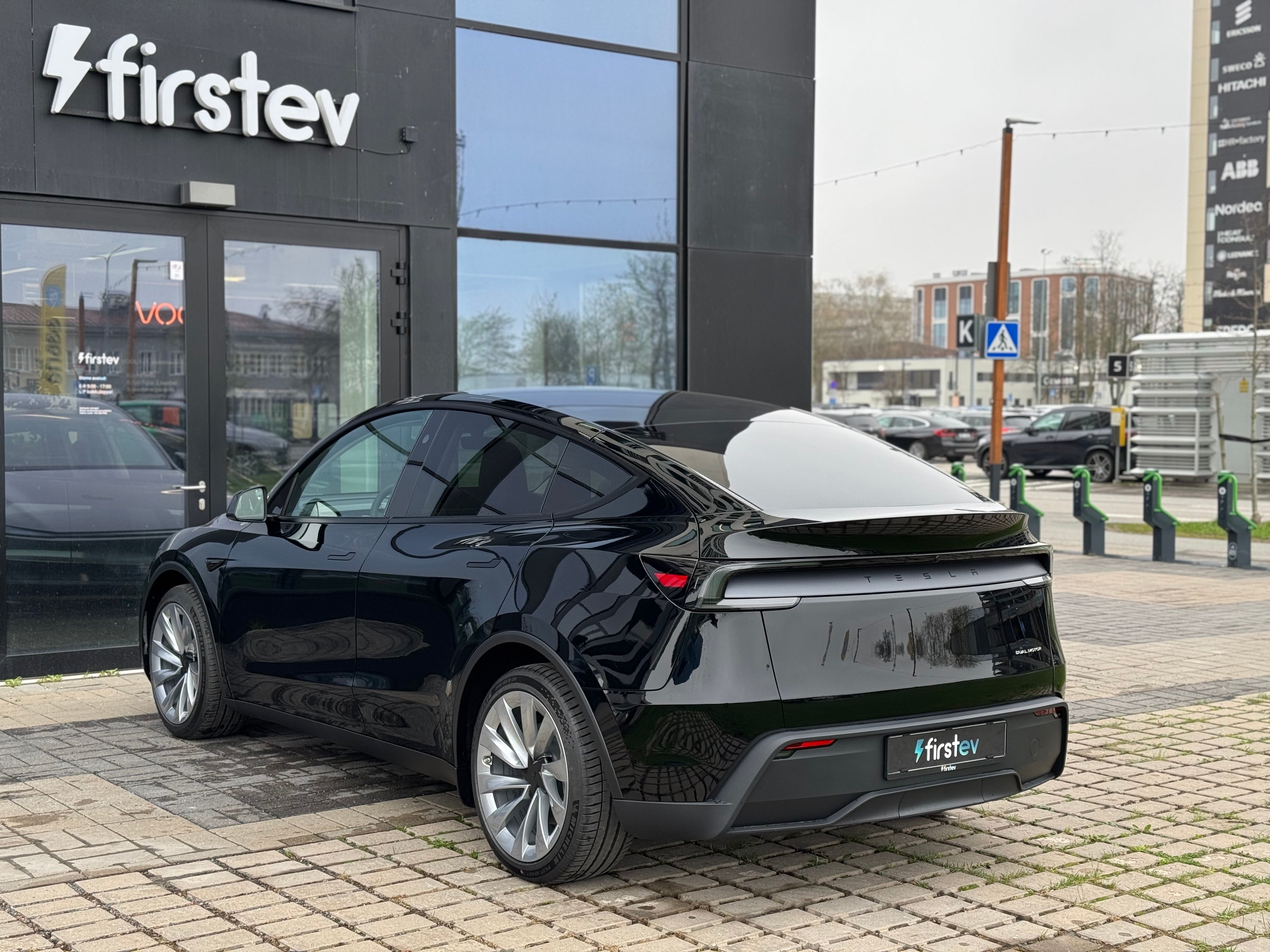 Tesla Model Y Juniper LR Black